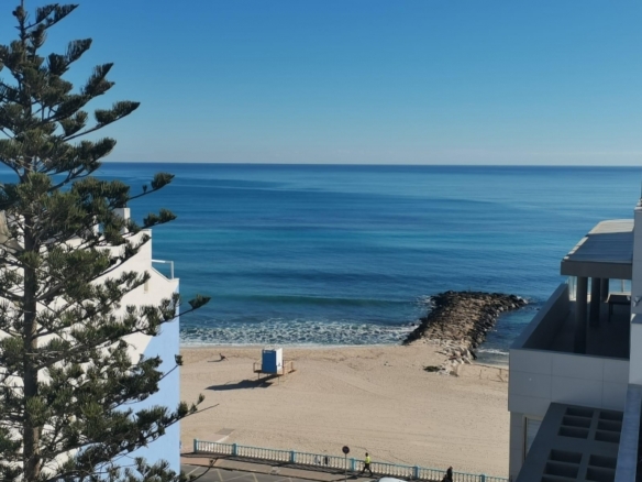 Ático llave en mano de 1 dormitorio con amplia terraza a 50m de la playa a la venta en Torreveija