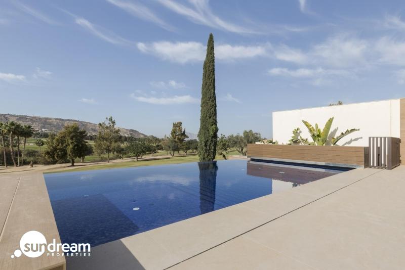 Maginifica villa de nueva construcción con 3 dormitorios en primera línea de campo de golf en La Finca Golf Resort