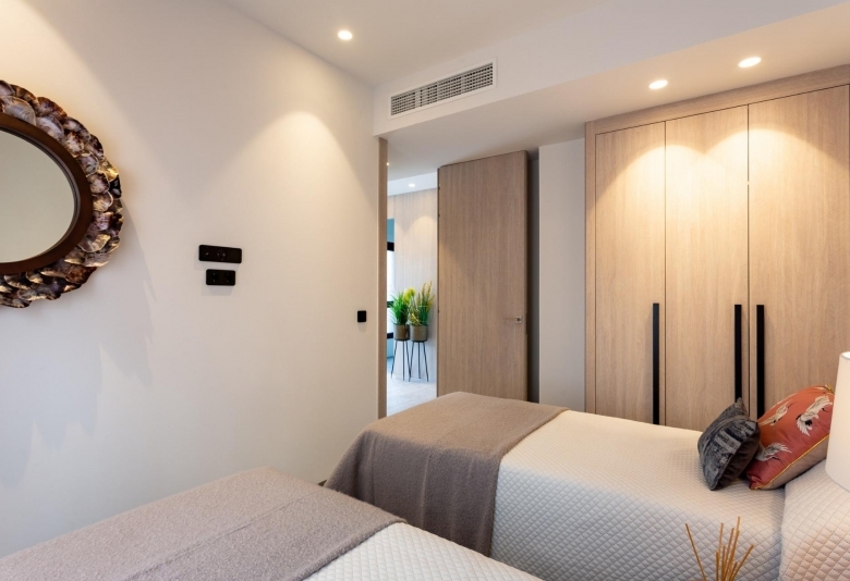 Villa pareada con 3 dormitorios y piscina privada a la venta en La Finca Golf Resort, Algorfa