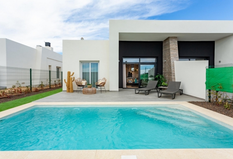 Villa pareada con 3 dormitorios y piscina privada a la venta en La Finca Golf Resort, Algorfa