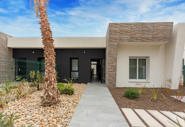 Villa pareada con 3 dormitorios y piscina privada a la venta en La Finca Golf Resort, Algorfa