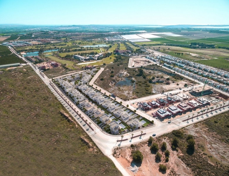 Villa pareada de 3 dormitorios con piscina privada a la venta en La Finca Golf Resort, Algorfa