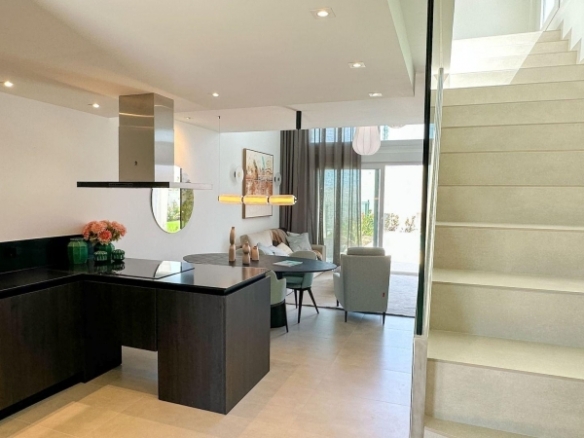 Villa pareada de 3 dormitorios con piscina privada a la venta en La Finca Golf Resort, Algorfa
