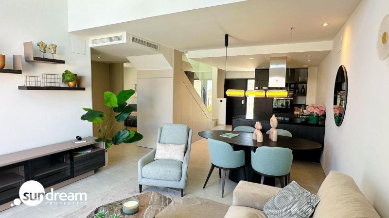 Villa pareada de 3 dormitorios con piscina privada a la venta en La Finca Golf Resort, Algorfa