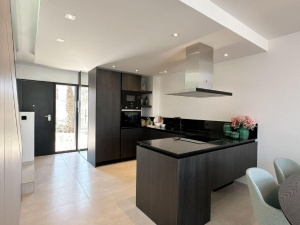 Villa pareada de 3 dormitorios con piscina privada a la venta en La Finca Golf Resort, Algorfa