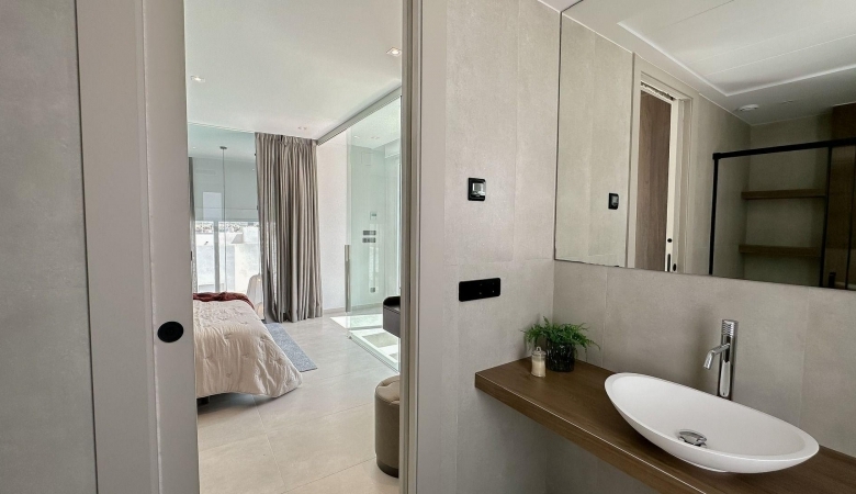 Villa pareada de 3 dormitorios con piscina privada a la venta en La Finca Golf Resort, Algorfa