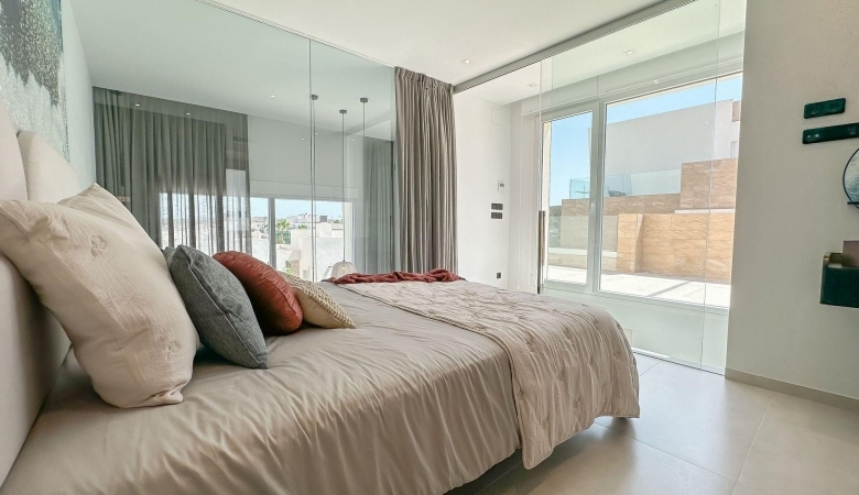 Villa pareada de 3 dormitorios con piscina privada a la venta en La Finca Golf Resort, Algorfa