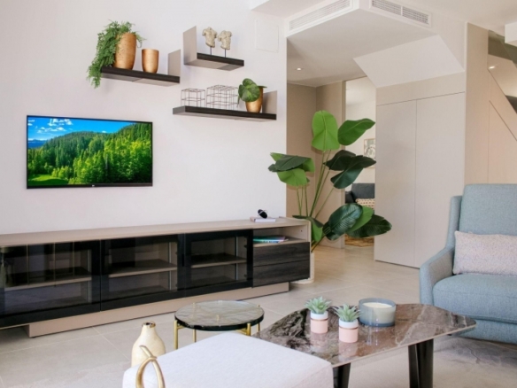 Villa pareada de 3 dormitorios con piscina privada a la venta en La Finca Golf Resort, Algorfa