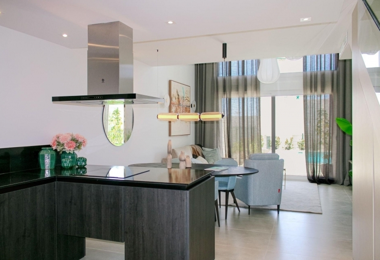 Villa pareada de 3 dormitorios con piscina privada a la venta en La Finca Golf Resort, Algorfa