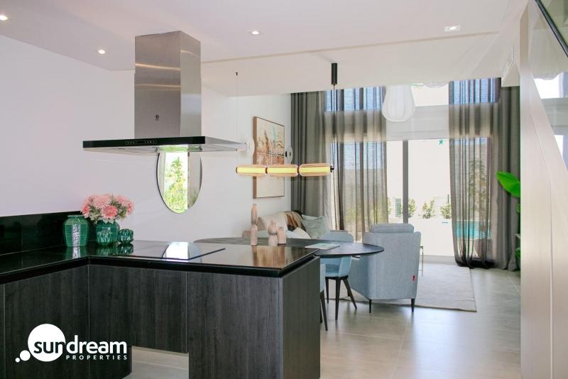 Villa pareada de 3 dormitorios con piscina privada a la venta en La Finca Golf Resort, Algorfa