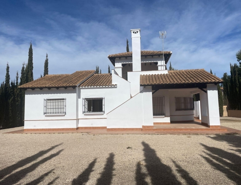 Villa independiente de estilo mediterráneo con 3 dormitorios a la venta en Fuente Alamo – Murcia