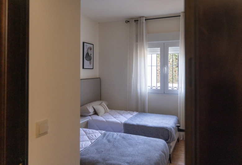Villa independiente de estilo mediterráneo con 3 dormitorios a la venta en Fuente Alamo – Murcia