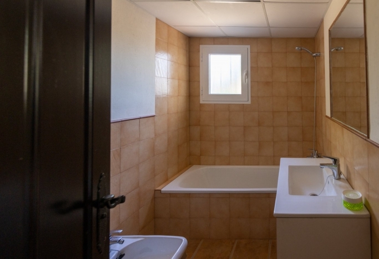Villa independiente de estilo mediterráneo con 3 dormitorios a la venta en Fuente Alamo – Murcia