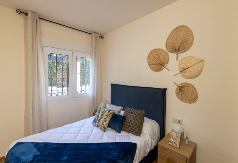 Villa independiente de estilo mediterráneo con 3 dormitorios a la venta en Fuente Alamo – Murcia