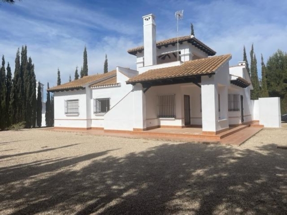 Villa independiente de estilo mediterráneo con 3 dormitorios a la venta en Fuente Alamo – Murcia