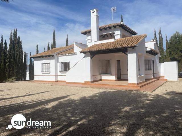 Villa independiente de estilo mediterráneo con 3 dormitorios a la venta en Fuente Alamo – Murcia