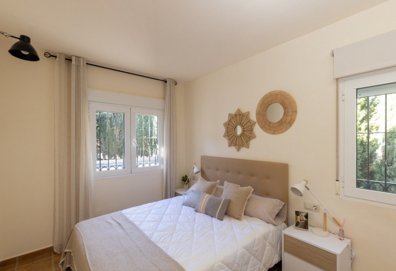 Villa independiente de estilo mediterráneo con 3 dormitorios a la venta en Fuente Alamo – Murcia