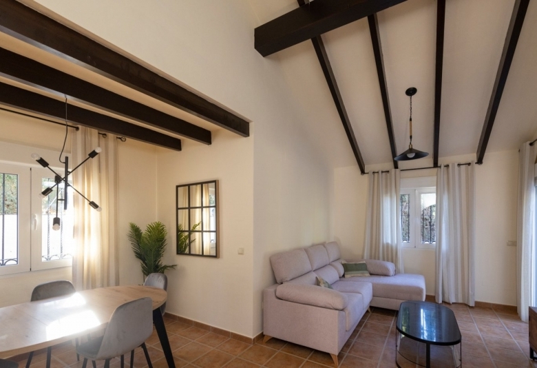 Villa independiente de estilo mediterráneo con 3 dormitorios a la venta en Fuente Alamo – Murcia