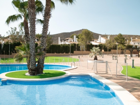 Villa independiente de estilo mediterráneo con 3 dormitorios a la venta en Fuente Alamo – Murcia