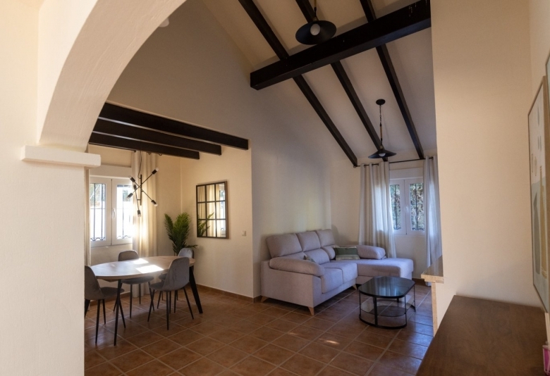 Villa independiente de estilo mediterráneo con 3 dormitorios a la venta en Fuente Alamo – Murcia