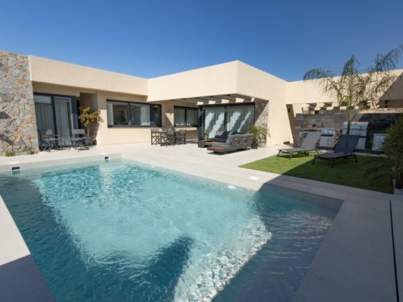 Villa en una sola planta con 3 dormitorios y piscina privada a la venta en resort de golf(Murcia)