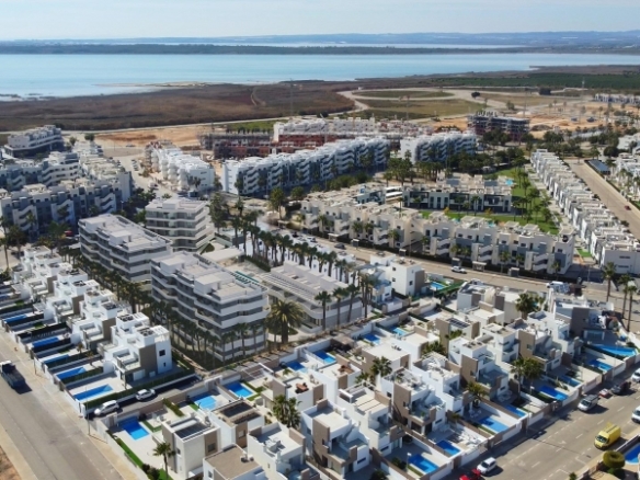 Apartamento de 2 dormitorios de nueva construcción a la venta en El Raso(Guradamar del Segura)