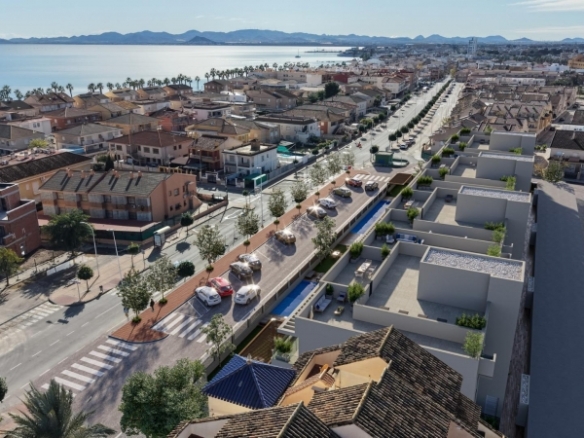 Ático de 3 dormitorios con solarium privado y vistas al mar a 250m de la playa en Los Alcázares