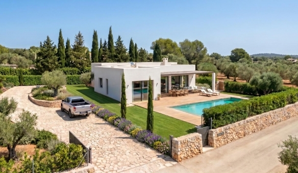 Villa de nueva construcción en una sola planta con 3 dormitorios y piscina privada en Pinoso(Alicante)