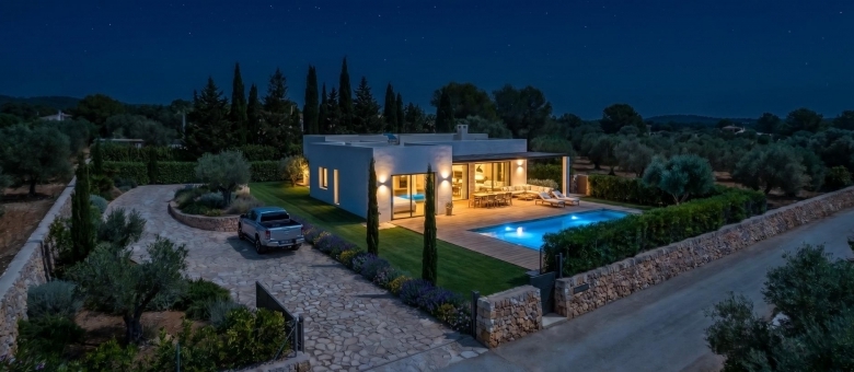 Villa de nueva construcción en una sola planta con 3 dormitorios y piscina privada en Pinoso(Alicante)