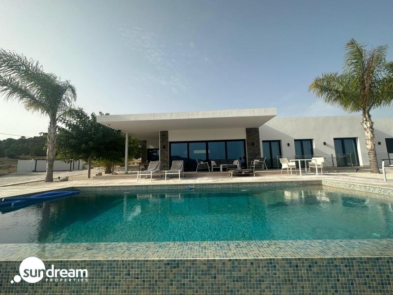 Villa de 3 dormitorios con piscina privada en entorno natural en Pinoso(Alicante)
