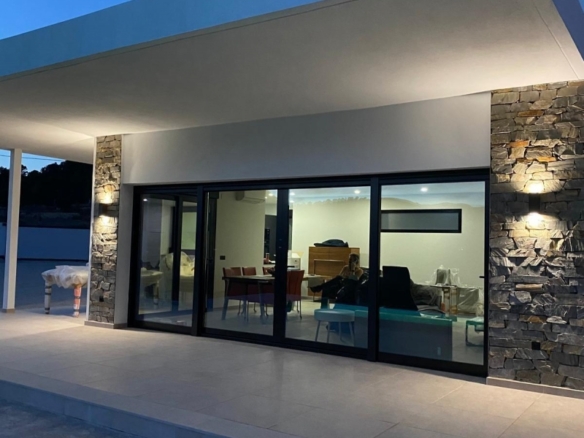 Villa de 3 dormitorios con piscina privada en entorno natural en Pinoso(Alicante)