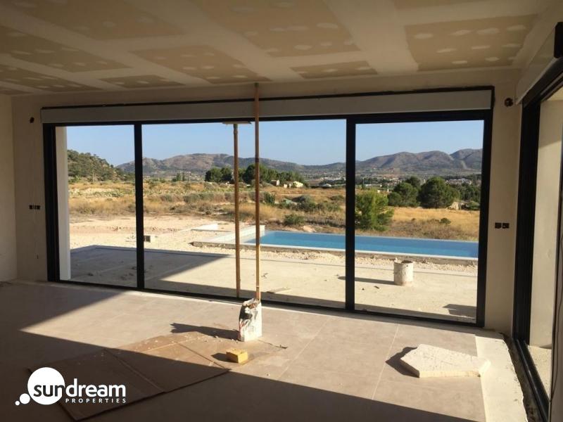 Villa de 3 dormitorios con piscina privada en entorno natural en Pinoso(Alicante)