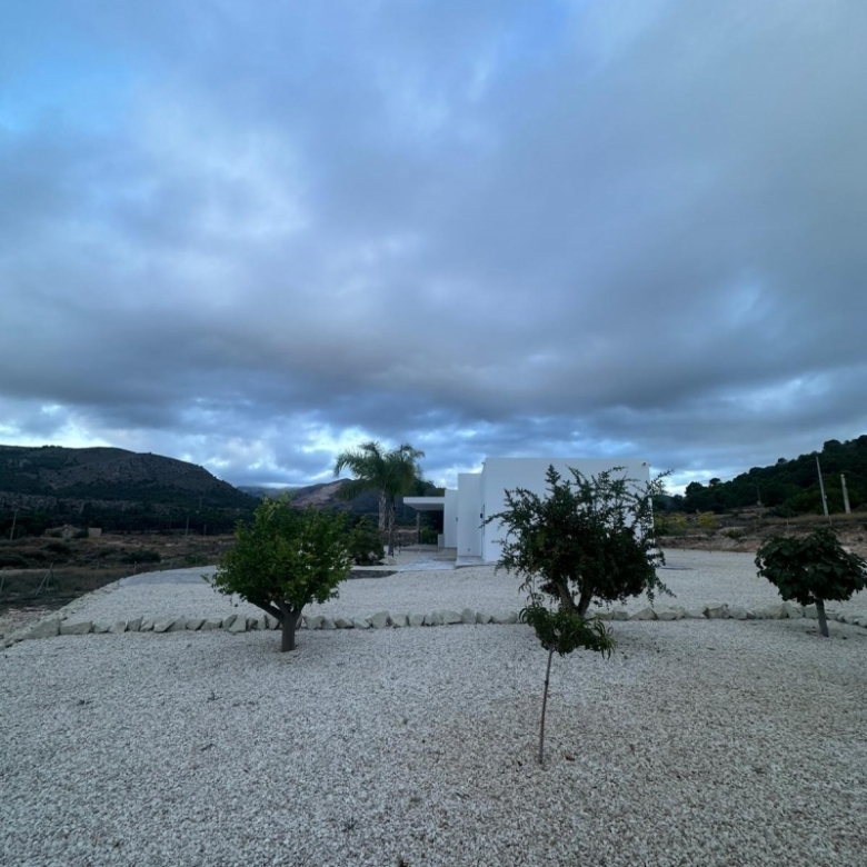 Villa de 3 dormitorios con piscina privada en entorno natural en Pinoso(Alicante)