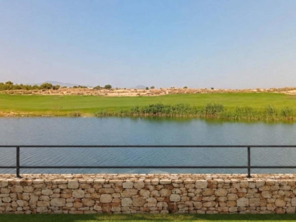 Bungalow de planta alta con 2 dormitorios y solarium privado a la venta en Condado de Alhama Golf Resort, Murcia