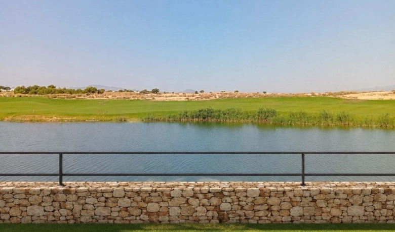 Bungalow de planta alta con 3 dormitorios y solarium privado en Condado de Alhama Golf Resort, Murcia
