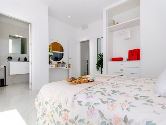 Villa adosada de 3 dormitorios con piscina privada a la venta en Vistabella Golf Resort