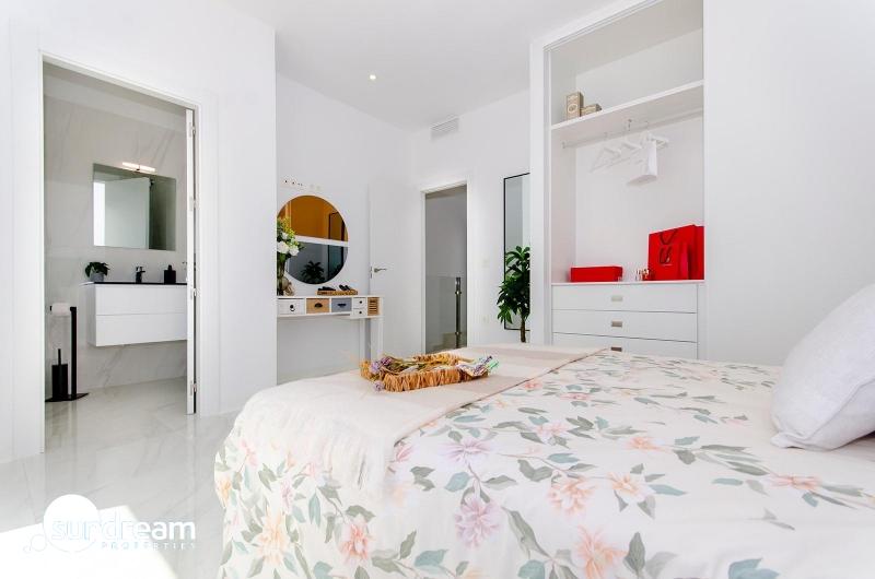 Villa adosada de 3 dormitorios con piscina privada a la venta en Vistabella Golf Resort