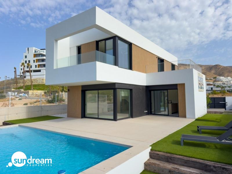 Villa de 4 dormitorios con piscina privada y espectaculares vistas con entrega inmediata en Finestrat