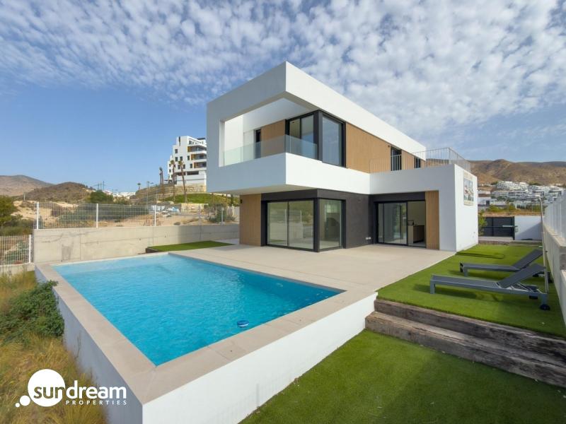 Villa de 4 dormitorios con piscina privada y espectaculares vistas con entrega inmediata en Finestrat