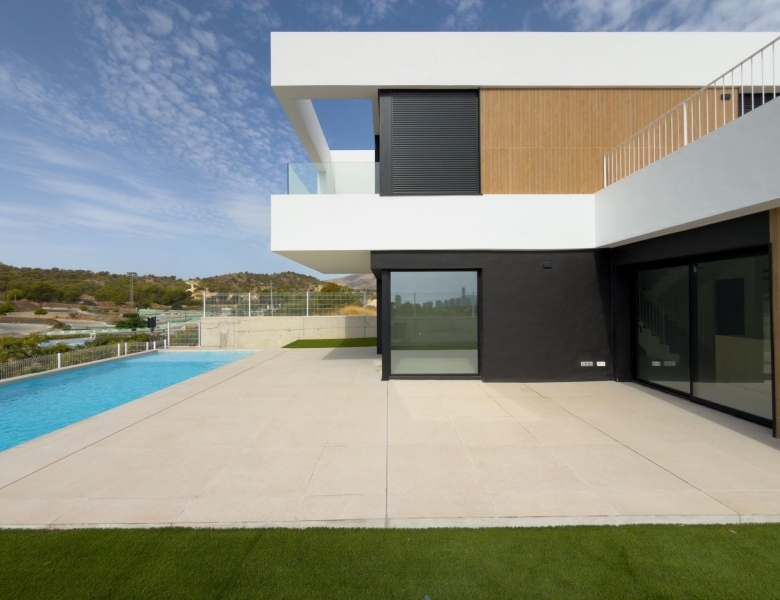 Villa de 4 dormitorios con piscina privada y espectaculares vistas con entrega inmediata en Finestrat