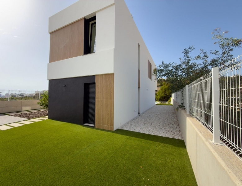 Villa de 4 dormitorios con piscina privada y espectaculares vistas con entrega inmediata en Finestrat