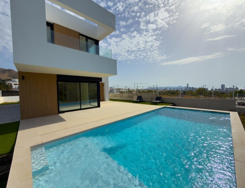 Villa de 4 dormitorios con piscina privada y espectaculares vistas con entrega inmediata en Finestrat