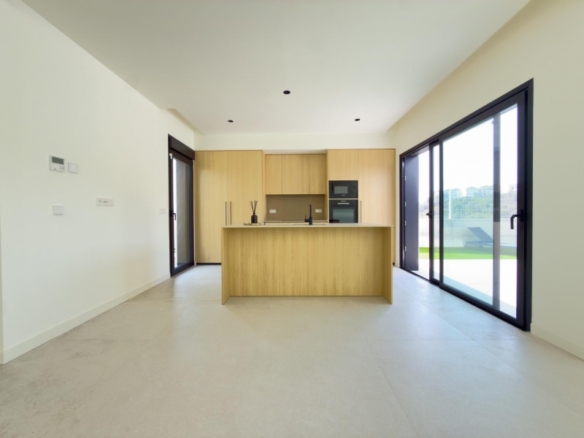 Villa de 4 dormitorios con piscina privada y espectaculares vistas con entrega inmediata en Finestrat