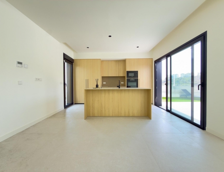 Villa de 4 dormitorios con piscina privada y espectaculares vistas con entrega inmediata en Finestrat