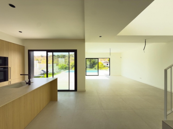 Villa de 4 dormitorios con piscina privada y espectaculares vistas con entrega inmediata en Finestrat