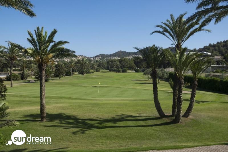 Bungalow de planta alta con 3 dormitorios y gran solarium a la venta en La Manga Club