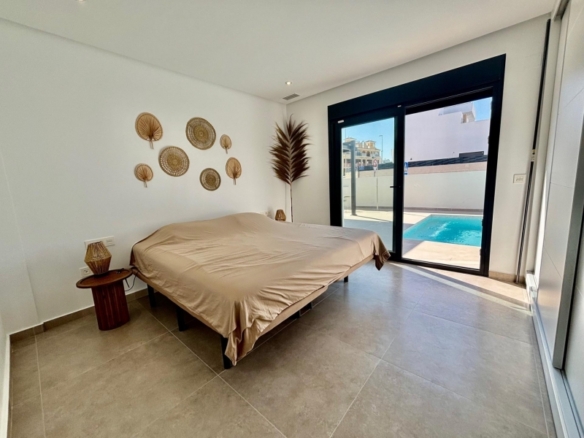 Villa de nueva construcción con 3 dormitorios y piscina privada a la venta en Rojales(Alicante)