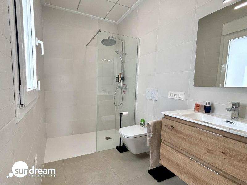 Villa de nueva construcción con 3 dormitorios y piscina privada a la venta en Rojales(Alicante)