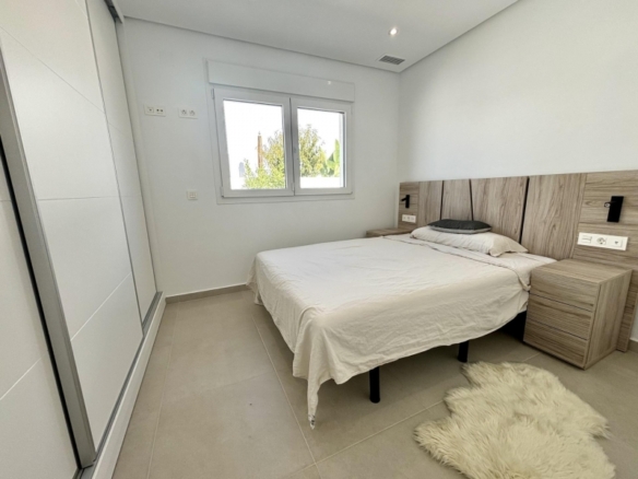 Villa de nueva construcción con 3 dormitorios y piscina privada a la venta en Rojales(Alicante)