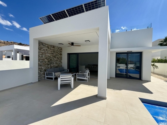 Villa de nueva construcción con 3 dormitorios y piscina privada a la venta en Rojales(Alicante)